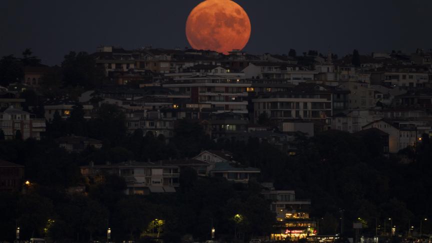 La lune se lève sur Istanbul.