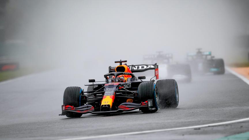 Août 2021. Sur la piste spadoise détrempée, Max Verstappen, à bord de sa Red Bull, est talonné par son co-équipier George Russell, qui ferme la porte au rival du Néerlandais, le Britannique Lewis Hamilton. Cela paiera. Verstappen remporte le GP.