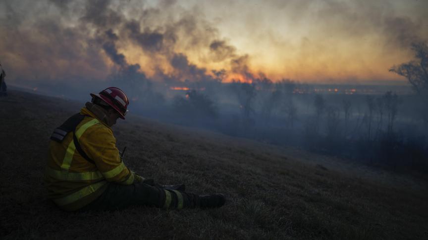 Un pompier se repose après avoir combattu un incendie de forêt à Victoria, dans la province d'Entre Ríos, en Argentine.