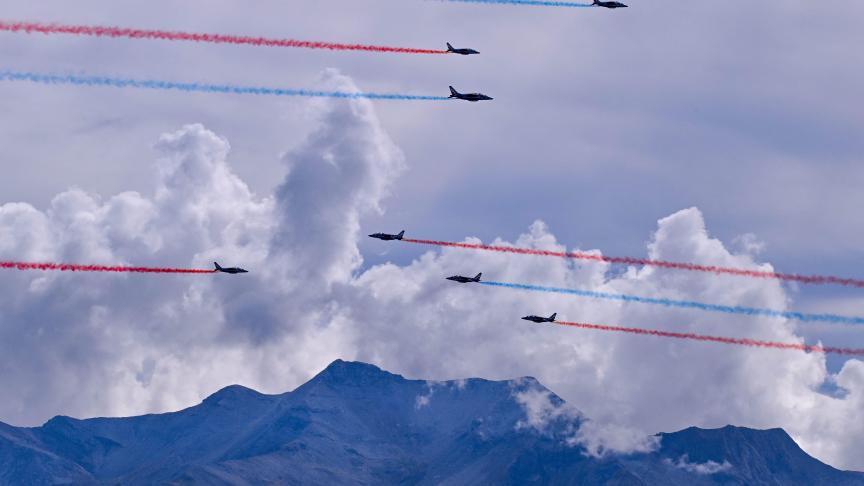 La patrouille de France donne un spectacle aérien à l'Alpe d'Huez.