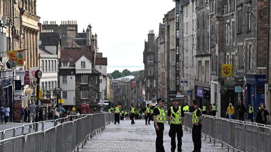 Les policiers sont présents en nombre à Edimbourg, notamment dans la Royal Mile, la rue la plus célèbre de la ville.