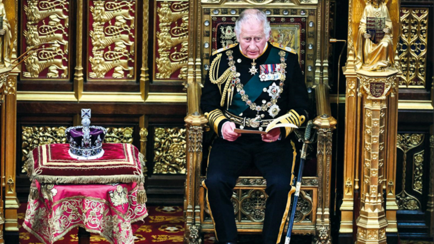Charles III connaît bien la Chambre des Lords du Parlement britannique. Le 10 mai 2022, il y avait lu le Discours de la Reine en lieu et place de sa mère dont la présence était symbolisée par l’Imperial State Crown rutilant de tous ses diamants à son côté.