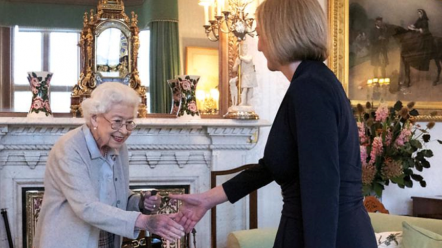La toute dernière activité publique de la Reine a été d’officialiser la nomination de la Première ministre Liz Truss. On a pu remarquer sa pâleur extrême sur ce qui s’est avéré être sa toute dernière photo.