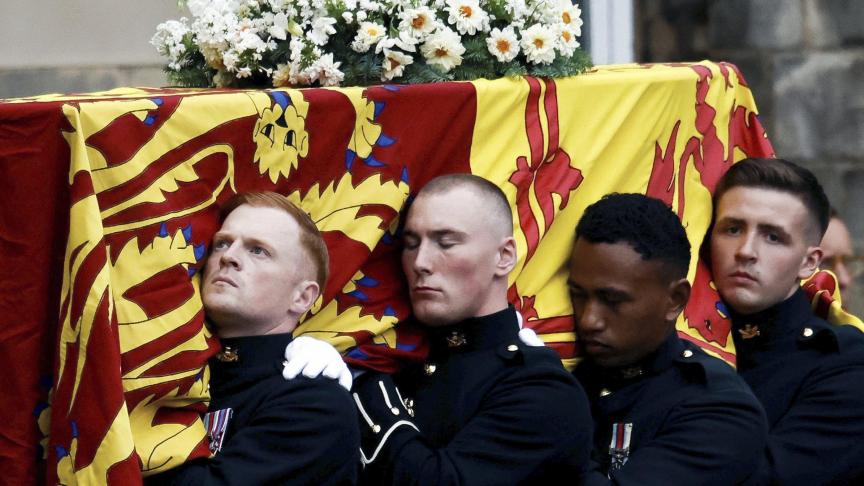 Les porteurs transportent le cercueil de la reine Elizabeth II, drapé de l'étendard royal d'Écosse, à son arrivée à Holyroodhouse, à Édimbourg.