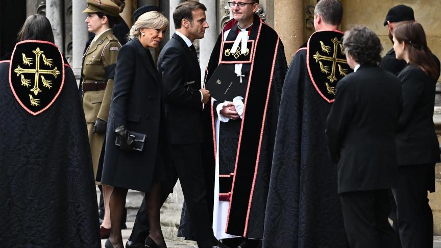 Le président français Emmanuel Macron et son épouse Brigitte arrivent à la cathédrale de Westminster.