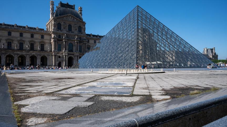 À Paris, les références à la culture égyptienne se retrouvent partout. Ici la pyramide du Louvre.