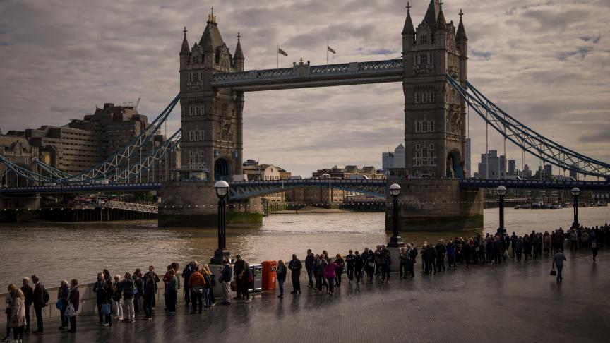 Les Britanniques font la queue près du pont de Londres pour rendre hommage à la reine Elizabeth II.