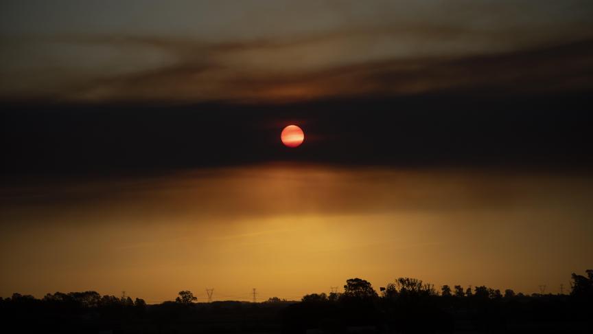 Le soleil se couche à travers un nuage de fumée de feux de broussailles en Argentine.