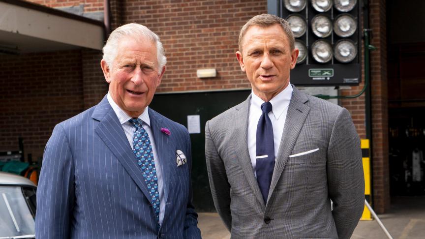 Le roi Charles, toujours prince à l’époque, pose avec l'acteur britannique Daniel Craig alors qu'il visite le plateau du 25e film de James Bond aux studios Pinewood à Iver Heath (Londres), le 20 juin 2019.