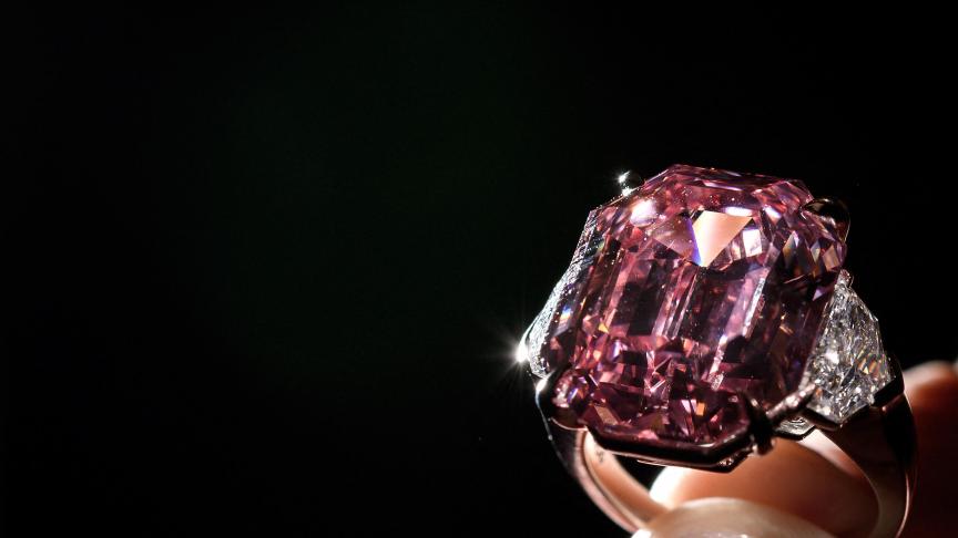 Le diamant en photo est le Pink Legacy, vendu en 2018 pour 49,9 millions de dollars.