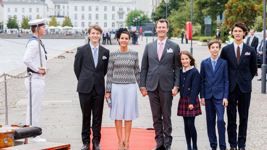 Le prince Joachim, accompagné de son épouse et de ses quatre enfants: Nikolai, Felix, Henrik et Athena.