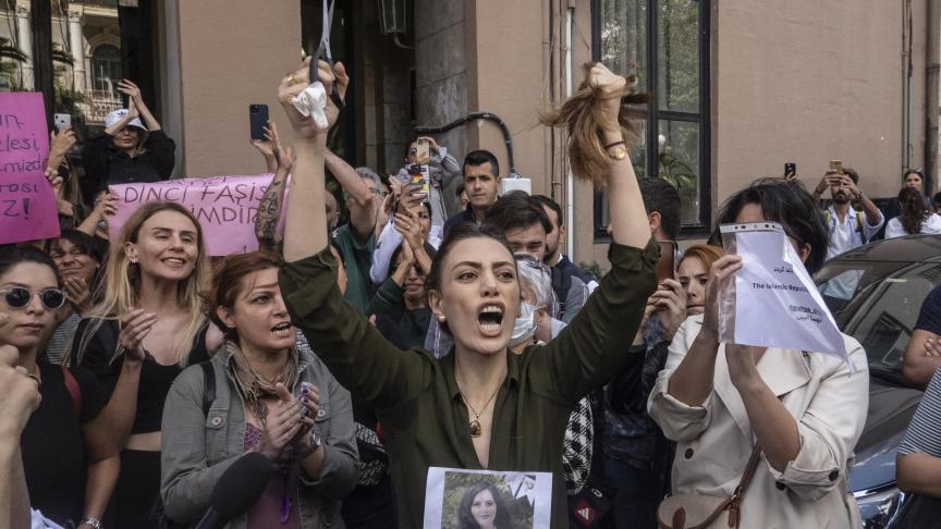 En Turquie, des femmes coupent leurs cheveux devant le consulat iranien, cinq jours après la mort de Mahsa Amini.