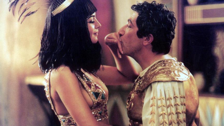 Monica Belluci et Alain Chabat dans les rôles cultes de Cléopâtre et César.