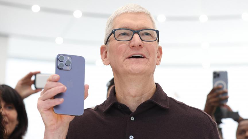Tim Cook, CEO d’Apple, à la présentation de l’iPhone 14 début septembre. Depuis quelques générations, les smartphones présentés sont avares en nouveautés. Cela n'empêche pas leurs prix de grimper en flèche.