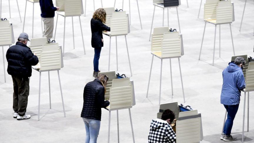 Les électeurs déposent leur bulletin de vote dans l'arène principale du Bismarck Event Center à Bismarck.
