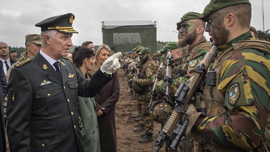 Le roi Philippe de Belgique s'adresse aux soldats belges lors de leur visite au polygone d'entraînement de Pabrade, à quelque 60 km au nord de la capitale Vilnius (Lituanie).
