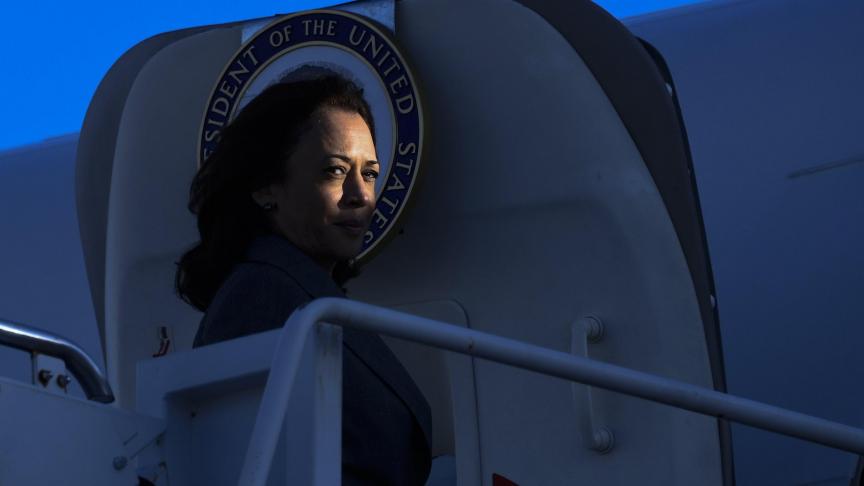 La vice-présidente Kamala Harris monte à bord de l’Air Force Two à Chicago.