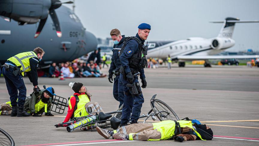 Plus de 200 militants d'Extinction Rebellion et de Greenpeace pour le climat ont été arrêtés samedi après-midi à l'aéroport de Schiphol.