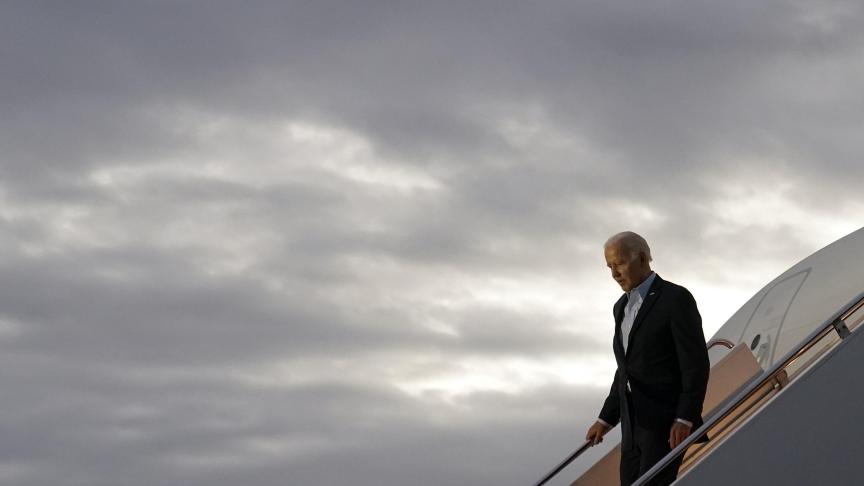 Le président Joe Biden quitte l’Air Force One, à l'aéroport du comté de Westchester. Il se rendait à un événement de campagne pour la gouverneure de New York, Kathy Hochul.