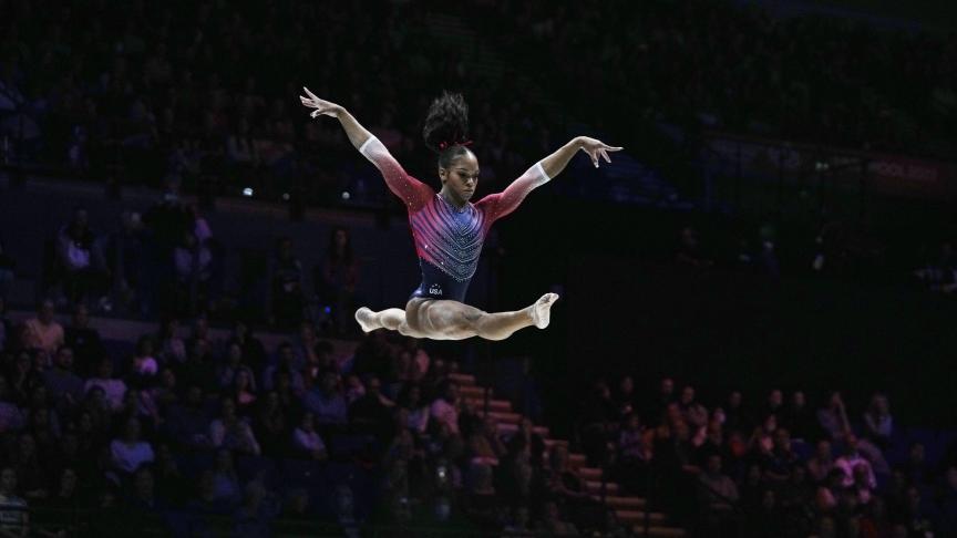 Shilese Jones, des États-Unis, concourt à la poutre lors de la finale du concours féminin lors des championnats du monde de gymnastique artistique, en Angleterre.
