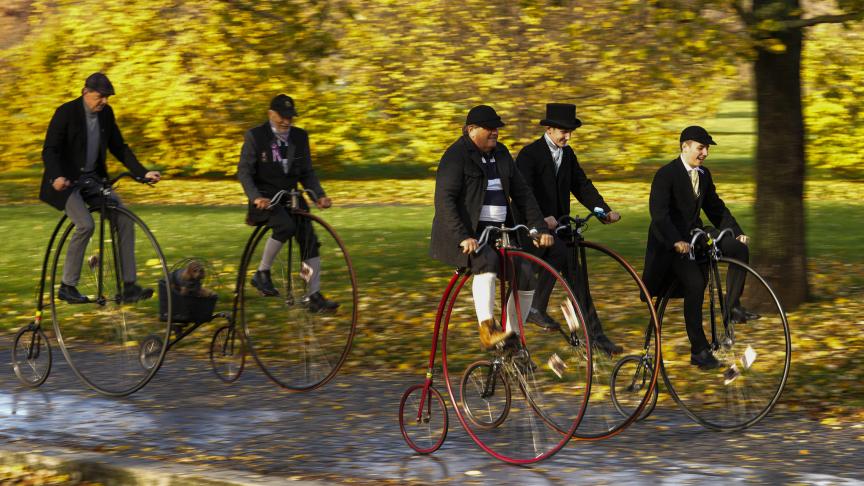 Des passionnés vêtus de costumes historiques profitent d'une balade sur leur monocycle, lors d’une course traditionnelle à Prague.