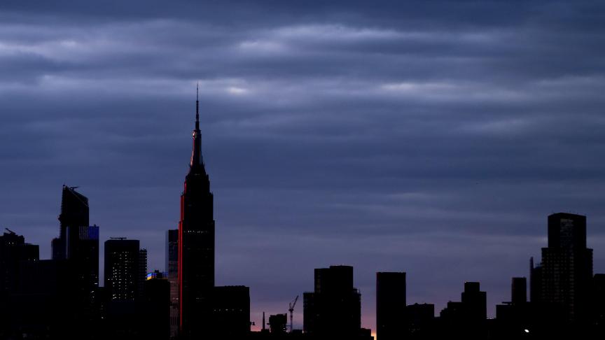 La lumière frappe l'Empire State Building au coucher du soleil, à New York.