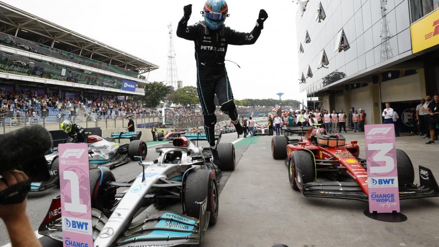 Le pilote Mercedes George Russell, de Grande-Bretagne, célèbre sa victoire au Grand Prix de Formule 1 à Sao Paulo, au Brésil.