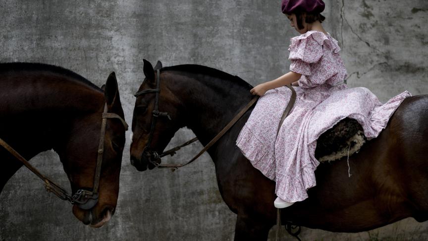 Une fille monte à cheval lors de la Journée de la tradition, à San Antonio de Areco, en Argentine/