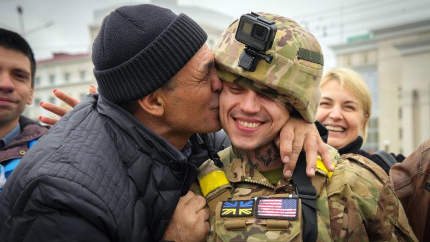 Un habitant de Kherson embrasse un soldat ukrainien, en Ukraine après la retraite des soldats russes.