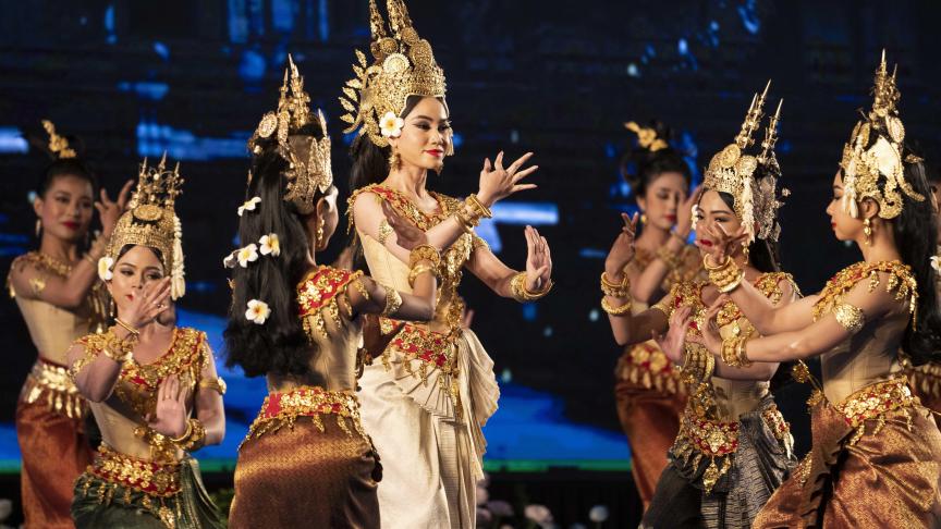 Une danse traditionnelle khmère est exécutée lors du dîner de gala de l'Association des nations de l'Asie du Sud-Est, au Cambodge.