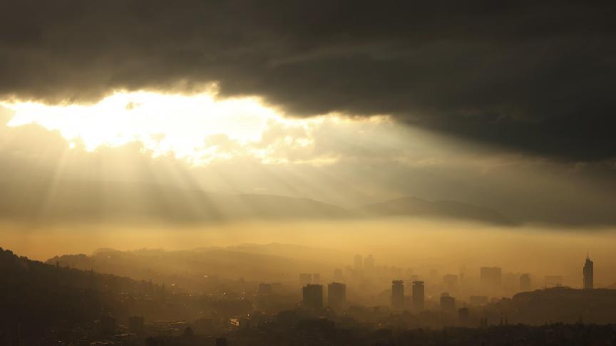 Prise de vue un d’un coucher de soleil alors que le smog couvre Sarajevo en Bosnie.