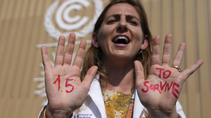 Une manifestante montre ses mains où l'on peut lire «1,5 pour survivre» lors d'une manifestation en faveur de l'objectif de réchauffement lors du sommet climatique de l'ONU COP27 à Sharm el-Sheikh, en Égypte.