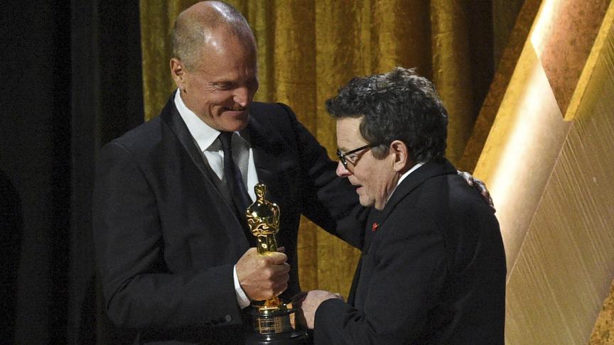 Michael J. Fox accepte le Prix humanitaire Jean Hersholt des mains de Woody Harrelson lors de la cérémonie des Governors Awards, samedi 19 novembre 2022, au Fairmont Century Plaza de Los Angeles.