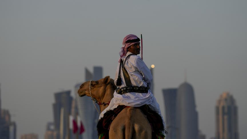 Un garde monte ses chameaux à l'extérieur de l'Amiri Diwan à Doha.