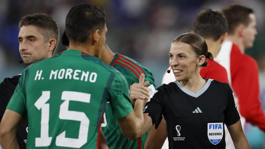Stéphanie Frappart est la première femme à officier au Mondial lors de la rencontre Mexique-Pologne le 22 novembre au stade de Doha.
