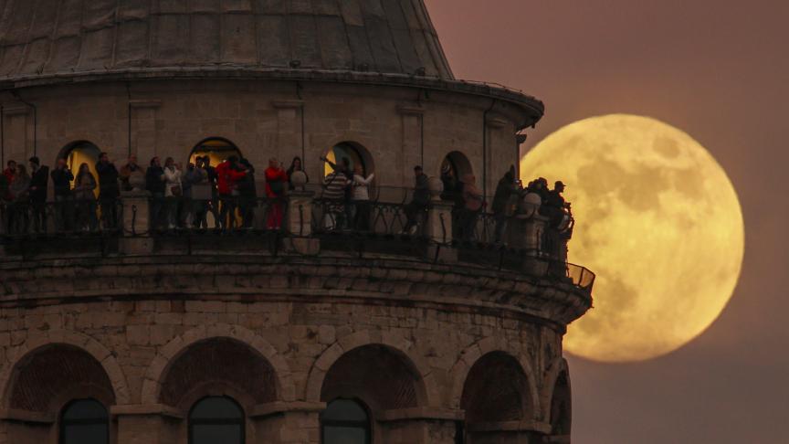 La dernière pleine lune de l'année, connue sous le nom de Lune froide, se lève derrière la tour Galata à Istanbul, en Turquie, le mercredi 7 décembre 2022.