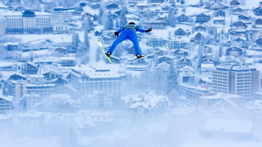 Gregor Deschwanden, de Suisse, s'élance dans les airs lors de la compétition masculine de la Coupe du monde de saut à ski FIS à la Gross-Titlis Schanze d'Engelberg, en Suisse, samedi 17 décembre 2022.