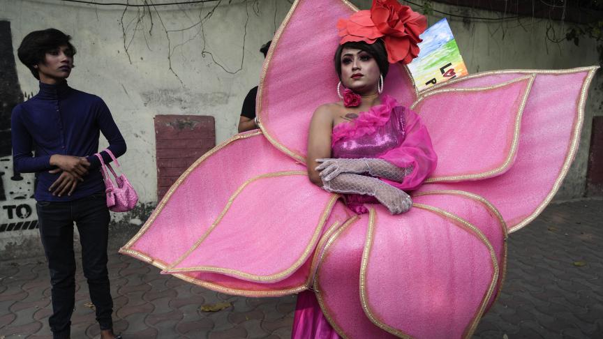 Un membre de la communauté LGBTQ attend de participer à une marche des fiertés à Kolkata, en Inde, le dimanche 18 décembre 2022.
