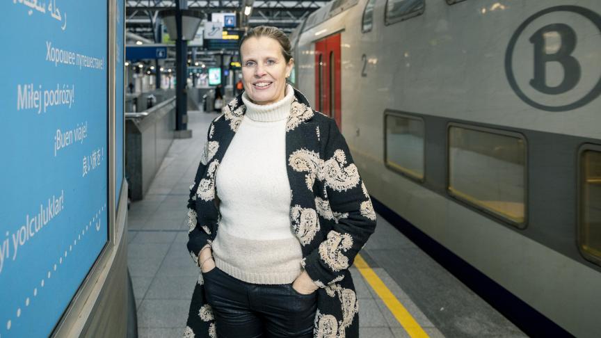 Depuis 12 ans, la voix de Béatrice Marlier accompagne les voyageurs dans toutes les gares du pays.