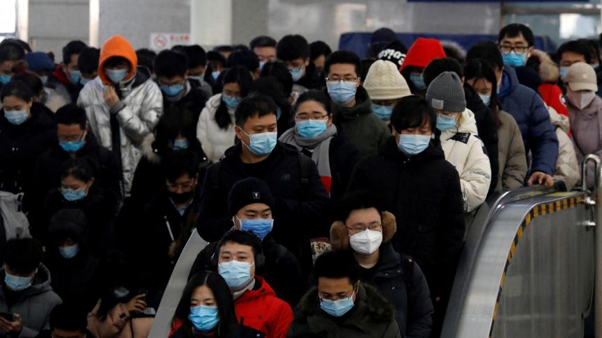 La Chine fait face presque d’un seul coup à sa première vague d’infections au covid-19, alors que les Occidentaux en ont déjà connu presque dix depuis le début de l’épidémie.