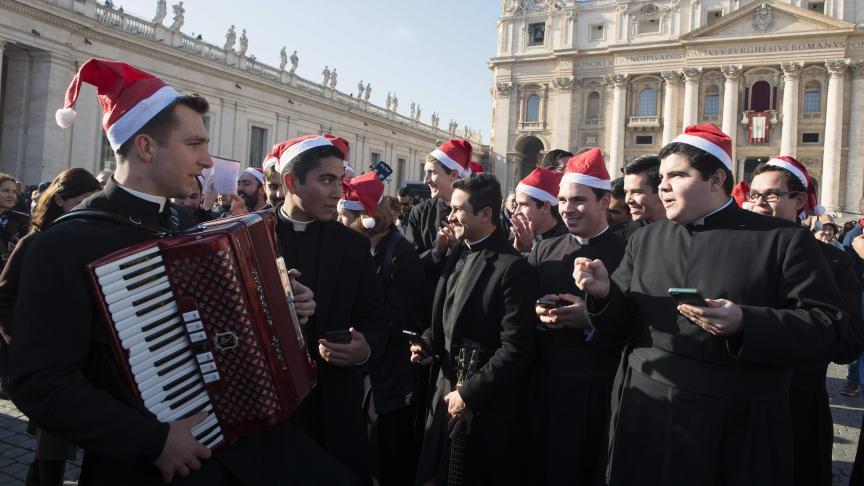 Le Pape François salue les fidèles à la fin de la bénédiction de Noël Urbi et Orbi depuis le balcon principal de la basilique Saint-Pierre au Vatican.