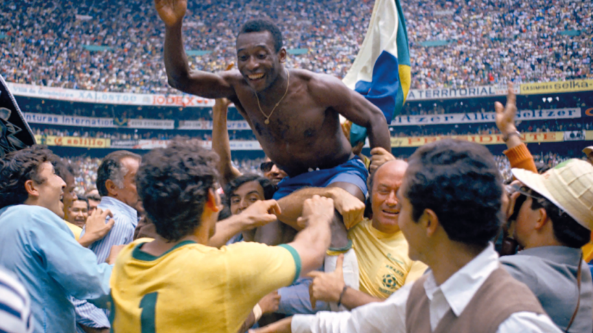 Pelé, porté par ses coéquipiers après le troisième titre mondial du Brésil décroché au Mexique en 1970. La consécration d'un dieu du football.