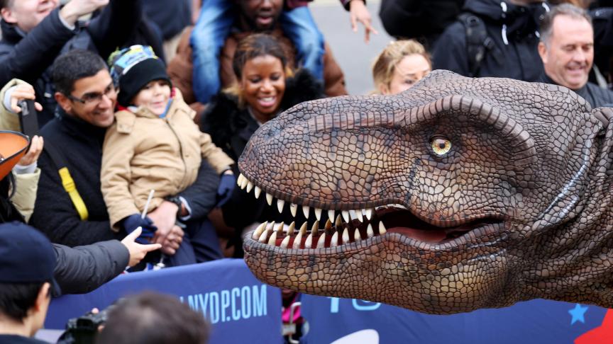 Des personnes interagissent avec un «dinosaure» lors du défilé annuel du Nouvel An à Londres, en Grande-Bretagne, le 1er janvier 2023.
