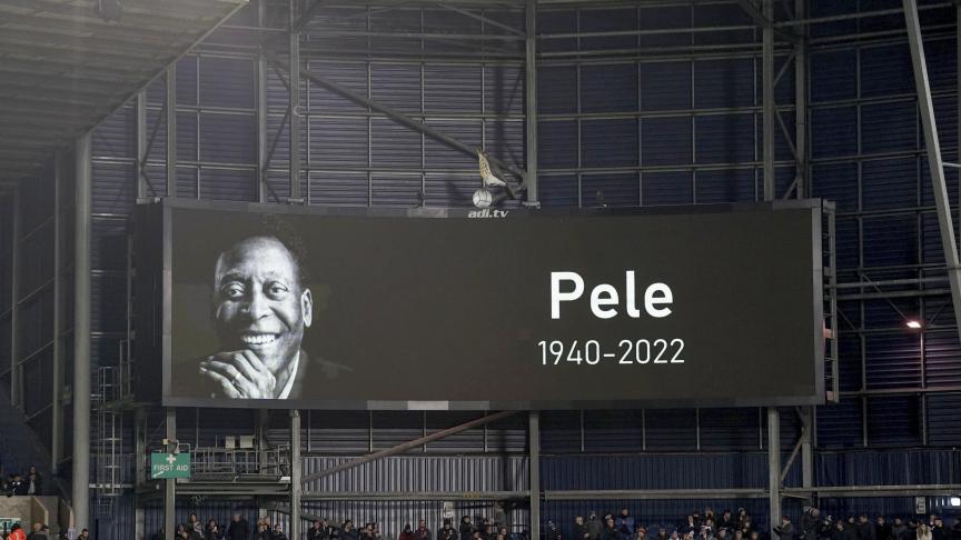 L'écran géant annoncant le décès de la légende du football Pelé avant le match de football du championnat anglais entre West Bromwich Albion et Preston North End à The Hawthorns en Angleterre, jeudi 29 décembre 2022.
