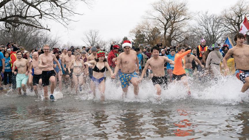 Des personnes participent à la baignade annuelle des ours polaires du jour de l'An à Oakville, en Ontario, le dimanche 1er janvier 2023.