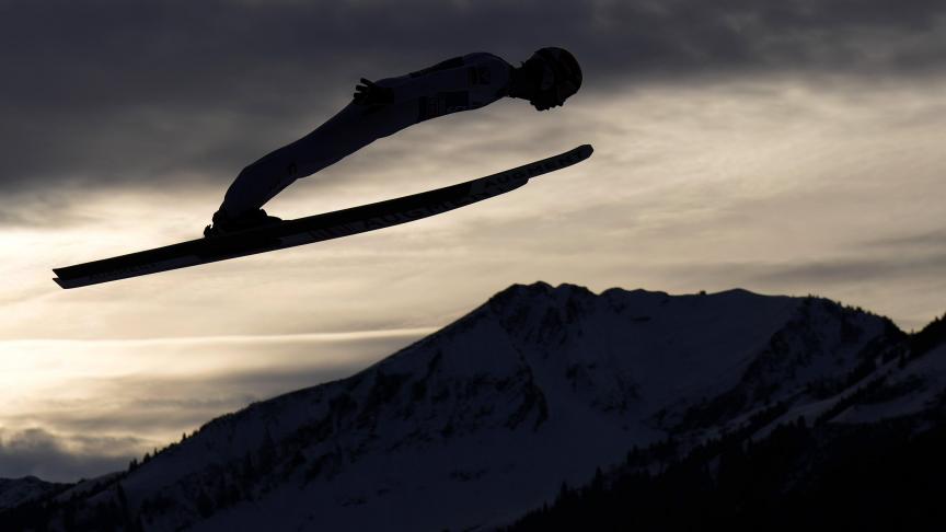 Manuel Fettner, d'Autriche, s'envole dans les airs lors de la première étape du 71e tournoi de saut à ski Four Hills à Oberstdorf, en Allemagne, mercredi 28 décembre 2022.
