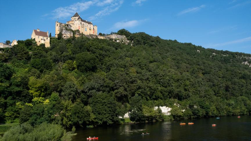 La Dordogne a sculpté la vallée, les hommes des monuments, comme le château de Castelnaud.