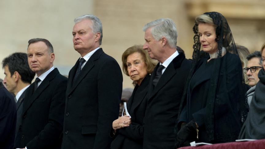 Sofia d’Espagne, Philippe et Mathilde de Belgique sont les seuls royaux présents, ici aux côtés des présidents polonais et lituanien (à gauche).