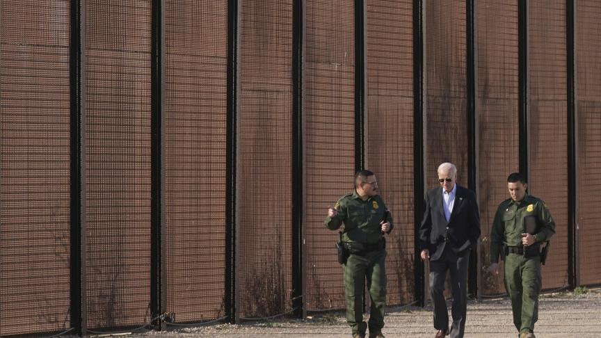 Le président Joe Biden marche avec des agents de la patrouille frontalière le long d'un tronçon de la frontière américano-mexicaine à El Paso au Texas.