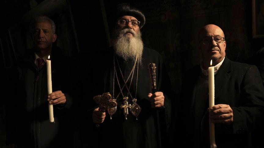 L'archevêque de l'Église copte orthodoxe de Jérusalem Anba Antonios, au centre, participe à une messe pour le réveillon de Noël chrétien orthodoxe.